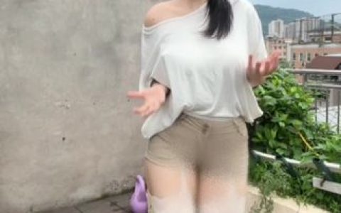 微密圈可爱的肉巴黑丝新作，微胖女神的独特魅力展现